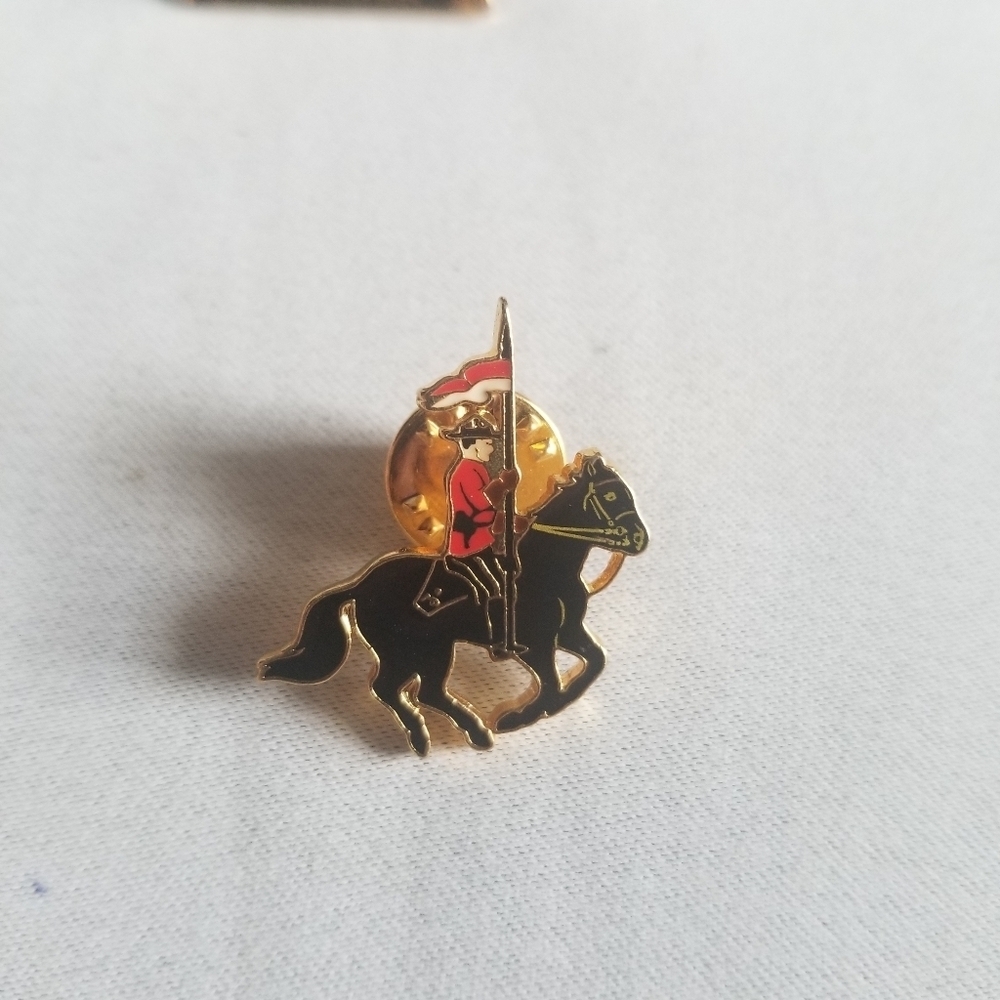 9 Vintage Pins,8 Metal and 1 porcelain/Ceramic. - Picture 2 of 11